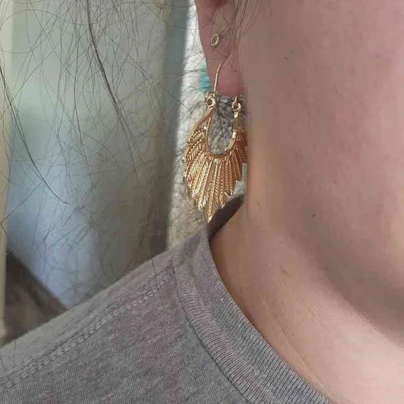 ✨ Gold Hoop Earrings ✨ - Picture 4 of 4